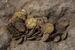 کشف عجیب هزاران سکه از زیر آب!