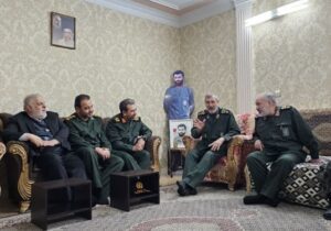 دیدار سردار فدوی با مادر شهید کاظم رستگار