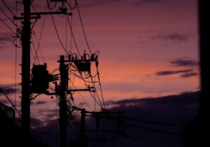 برآورد خسارت ۹۶ میلیاردی به زیرساخت‌های برق جزیره قشم