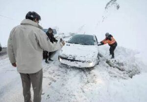 بسته‌شدن چندین جاده کشور به دلیل بارش سنگین برف/ بی‌توجهی به هشدار‌ها جان مسافران را گرفت