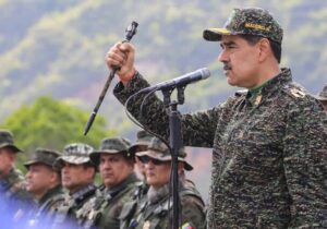 تنش بالا گرفت/ مادورو: آماده جنگ با آمریکا هستیم