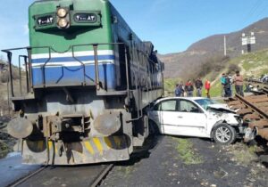 جزئیات وحشتناک از برخورد قطار با خودرو در ایستگاه راه‌آهن شازند