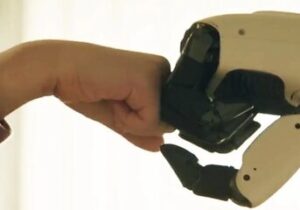 ربات انسان‌نمای جدید ال‌جی، انجام کارهای خانه را آسان می‌کند