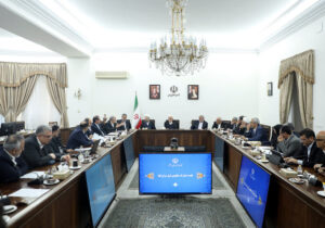 عارف: دولت برای خروج از تنگناهای اقتصادی روی بخش خصوصی حساب کرده است