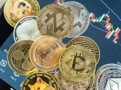 نبرد خریداران و فروشندگان کریپتو در آذر؛ آینده بیتکوین و آلتکوینها چه میشود؟