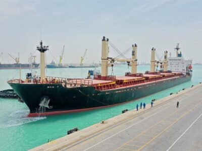 پهلو گرفتن کشتی ۶۶ هزار تُنی گندم در بندر شهید رجایی