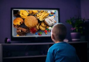 تبلیغ خوراکی‌های ناسالم در فضای آنلاین و تلویزیون بریتانیا ممنوع شد