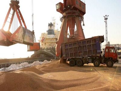 تخلیه و حمل یکسره گندم از کشتی با قطار پس از سالها در بندر شهید رجایی