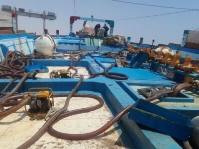 توقیف لنج صیادی حامل ۱۵ هزار لیتر سوخت قاچاق در آب‌های کیش