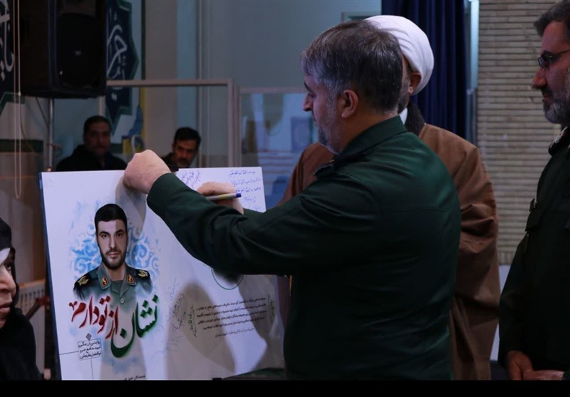 رونمایی از کتاب شهیدعلیجانی در همایش"نماز؛عامل اقتدار"