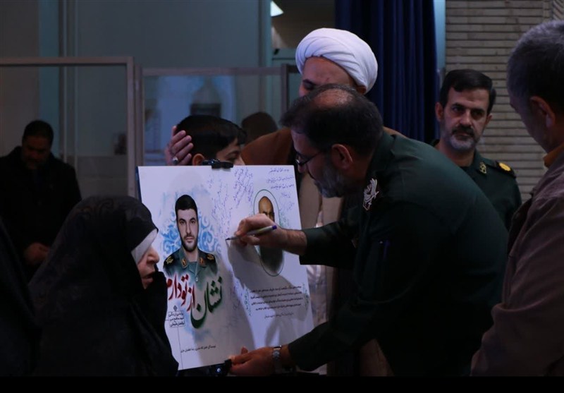 رونمایی از کتاب شهیدعلیجانی در همایش"نماز؛عامل اقتدار"