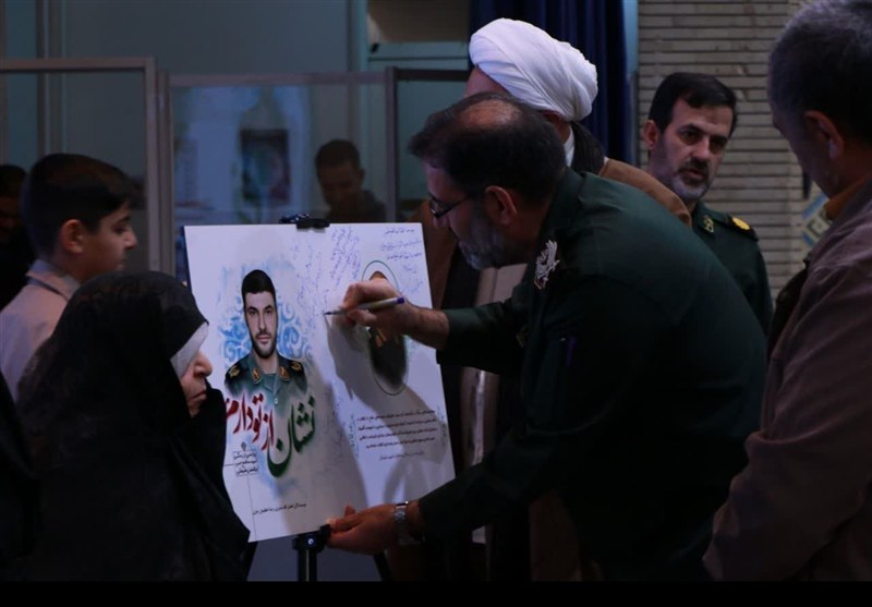 رونمایی از کتاب شهیدعلیجانی در همایش"نماز؛عامل اقتدار"