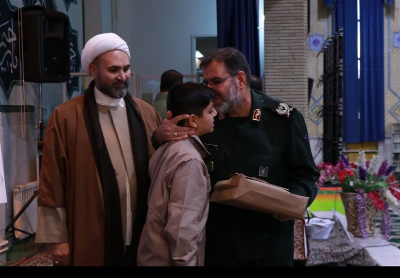 رونمایی از کتاب شهیدعلیجانی در همایش"نماز؛عامل اقتدار"