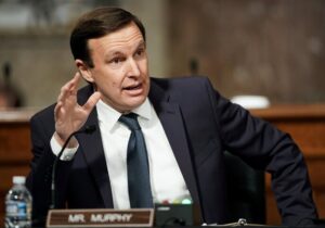 لغو حمله آمریکا به ایران به روایت سناتور آمریکایی / کنگره آمریکا مجوز نداده است!