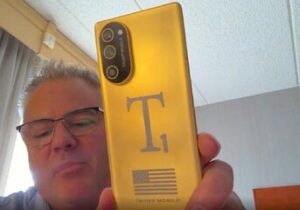 اولین تصاویر واقعی از گوشی اختصاصی ترامپ!