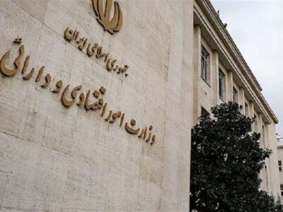 بازار سرمایه تحت فشار / شاخص کل بورس ۵۰۰ هزار واحد افت کرد