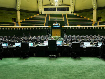 حضور خادمان مسجد جمکران در صحن مجلس به مناسبت میلاد حضرت مهدی (عج)