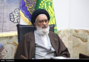 دشمن به‌دنبال فاصله‌انداختن میان روحانیت و مردم است