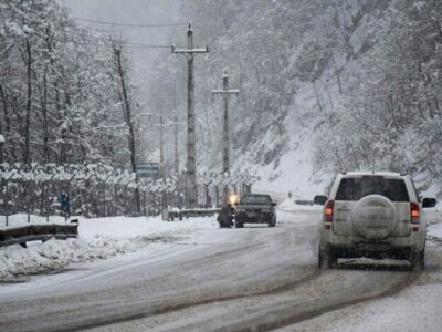 رئیس مرکز اطلاعات و کنترل ترافیک پلیس راهور:
                برف و باران در جاده‌های ۱۰ استان| ترافیک نیمه‌سنگین در چند محور
