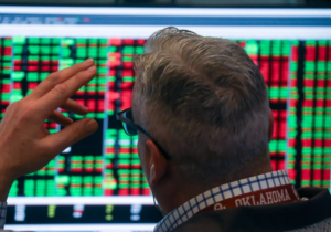 شکاف بیسابقه نوسان در والاستریت؛ آرامش فریبنده شاخصها