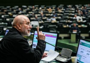 قالیباف: می‌توان حقوق‌ها را دو بار در سال افزایش داد