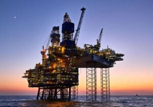 نفت چشم‌انتظار توافق ایران و آمریکا/ قیمت‌ها شکننده است