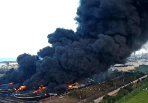 آتش در پالایشگاه استراتژیک کویت / تولید متوقف شد