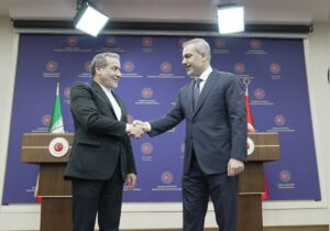 ادعای جنجالی آنکارا درباره موشک‌ها / واکنش عراقچی به نقض حریم هوایی ترکیه