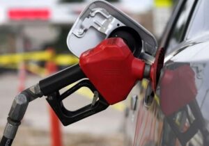 جهش بی‌سابقه‌ای قیمت بنزین در آمریکا/ تاثیر بسته‌ماندن تنگه هرمز بر اقتصاد آمریکا