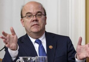 درخواست توقف جنگ از داخل کنگره آمریکا/ هشدار مک‌گاورن درباره ایران