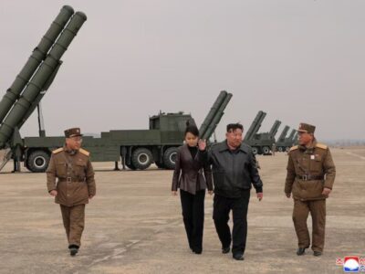 نظارت رهبر کره شمالی بر آزمایش موتور موشک با سوخت جامد