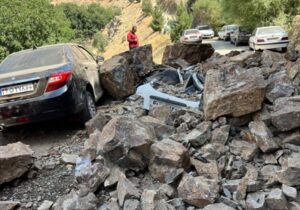 ۶ کشته و مصدوم در حادثه ریزش کوه روی خودرو‌ها