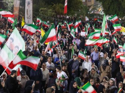 اقتدار امروز ایران نتیجه ایستادگی مردم است/مطیع فرمان رهبری هستیم