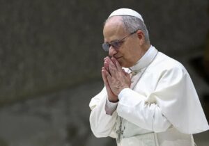 ترامپ: از پاپ متنفرم!