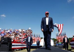 ترامپ : تنگهٔ هرمز تحت محاصره و کنترل کامل آمریکاست /یک احمق درباره من می‌نویسد که «ساده لوح» از آب درآمده‌ام