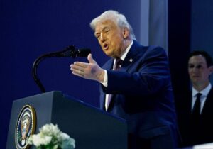 ترامپ: نیروی نظامی آمریکا آماده ورود به ایران است/ ایران در تلاش برای جابه‌جایی موشک‌های خود است