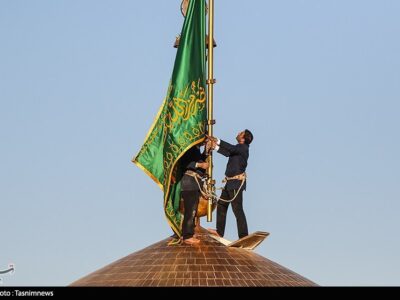 تعویض پرچم حرم رضوی در صبح میلاد ثامن الحجج(ع)