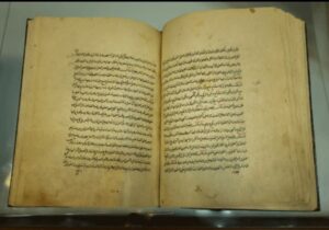 رونمایی از ۲ نسخه خطی عیون اخبار الرضا با قدمت ۵۰۰ سال در مشهد