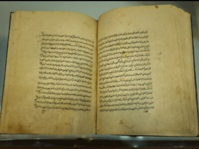 رونمایی از ۲ نسخه خطی عیون اخبار الرضا با قدمت ۵۰۰ سال در مشهد