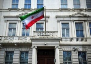 سفارت ایران: انگلیس در سمت درست تاریخ بایستد / ایران در حال دفاع از خود است
