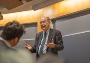 مرشایمر چه می‌گوید؟ / آیا گزینه نظامی آمریکا در برابر ایران بی‌نتیجه است؟