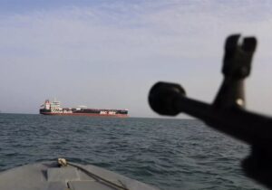 کنترل تنگه هرمز در اختیار ایران است/ به کسی باج نمی‌دهیم