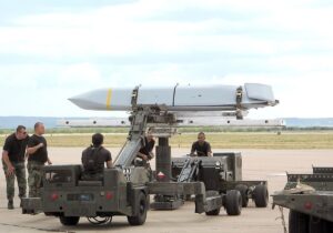 گزارش بلومبرگ درمورد ذخیره موشک‌های رادارگریز JASSM-ER آمریکا/ چقدر از این نوع موشک در اختیار ارتش آمریکاست؟