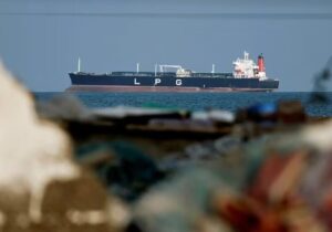 گزارش رویترز از معافیت تازه برای نفتکشهای مرتبط با ایران