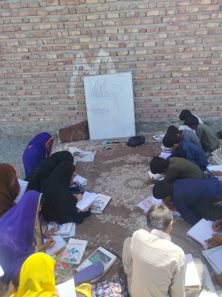 معلمی که در میان جنگ آموزگار ماند؛ «نمی‌توانم نسبت به این استعدادها بی‌تفاوت باشم»/ جلوگیری از ادامه تحصیل به‌دلیل مسائل فرهنگی