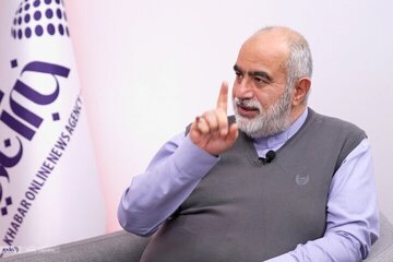 نقد حسام‌الدین آشنا بر سخنان اخیر جلیلی: تشبیه سکو به سلاح کشور را در بن‌بست نگه می‌دارد/هیچ کشور عاقلی کل اینترنت را به دلیل«سلاح بودن» مسدود نمی کند