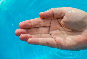 دلیل جالب چروک شدن انگشتان در حمام
