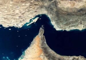 عبور یک نفتکش ایرانی از تنگه هرمز / علیرغم تهدید محاصره دریایی + عکس