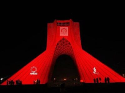 نقش‌ بستن نشان انتقال خون بر قامت برج آزادی