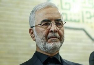 ادای احترام مومنی به شهدا و بنیانگذاران پاکستان